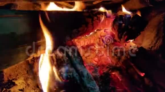 在房子里烧木头视频的预览图