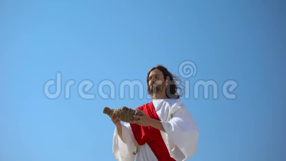耶稣把酒举到天上祝福圣餐圣餐饮料视频的预览图