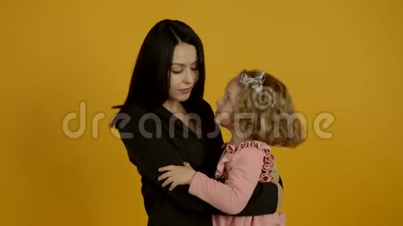 可爱的卷发孩子拥抱和亲吻母亲视频的预览图