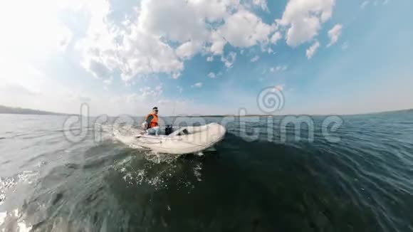 一名男子在充气船上航行的湖水视频的预览图
