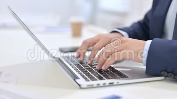 商人在工作时在笔记本电脑上打字视频的预览图