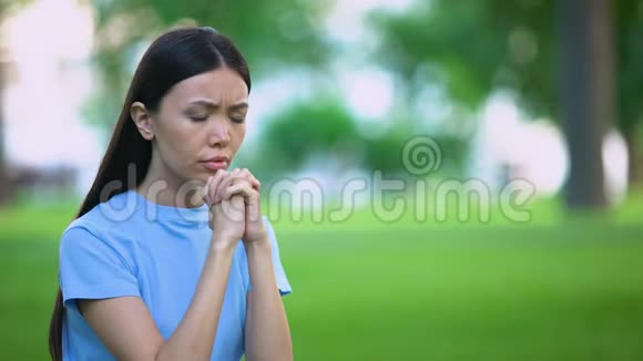 亚洲女性携手在户外祈祷宗教信仰寻求帮助视频的预览图