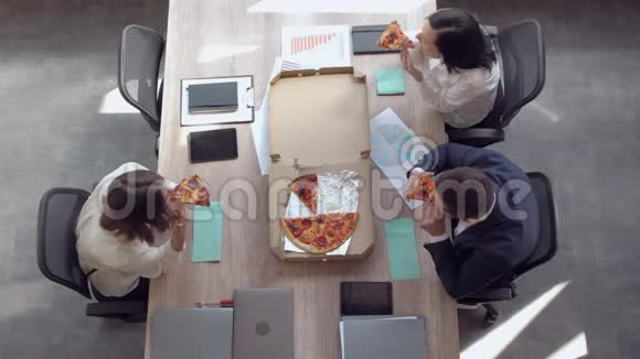 员工上班吃午饭视频的预览图