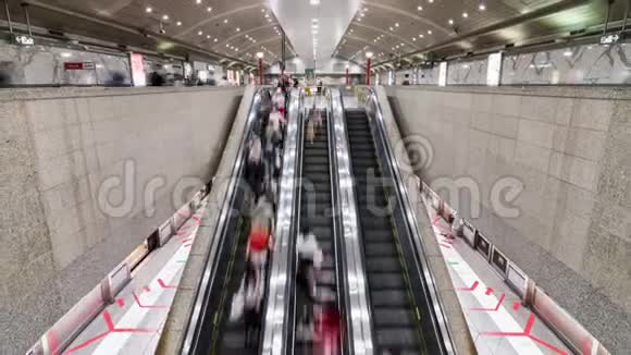 4新加坡捷运地铁地铁站亚洲人步行和使用自动扶梯的时间推移公共交通视频的预览图