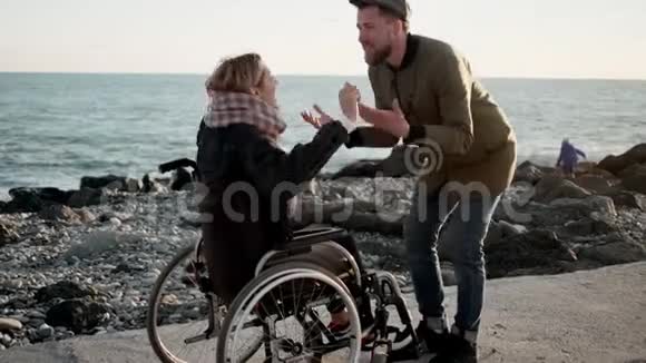 为他所爱的残疾女子加油视频的预览图