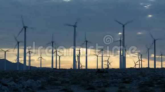 日落时加州沙漠风力机的时间流逝视频的预览图