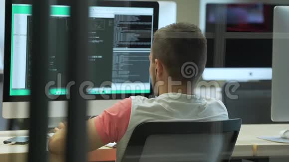 编码器在办公室工作视频的预览图