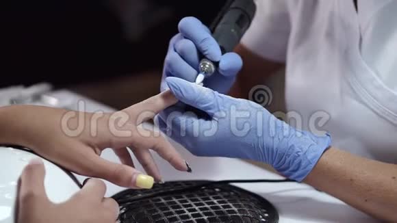 美容师手部清洁女性客户指甲视频的预览图