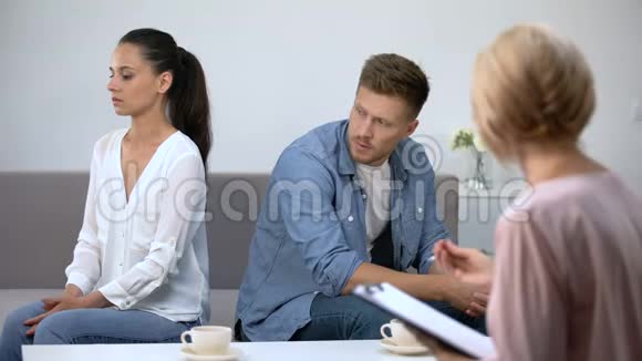 离婚夫妇坐在沙发上接受心理咨询和解视频的预览图