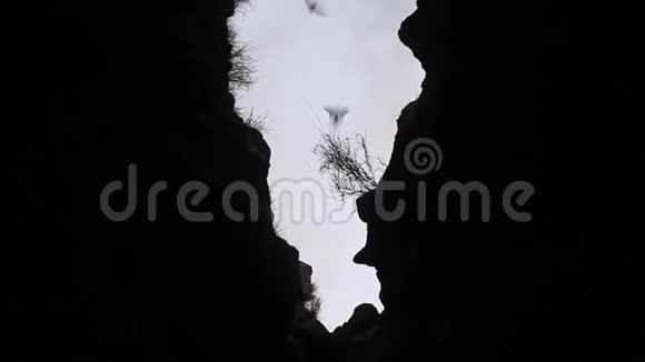 在熔岩隧道里视频的预览图
