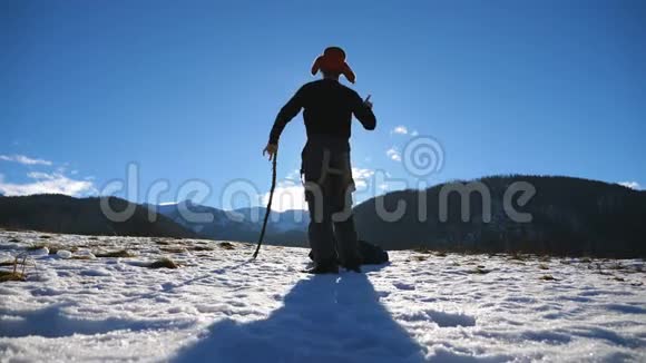 快乐的人在山景背景下跳得很有趣在寒假或视频的预览图