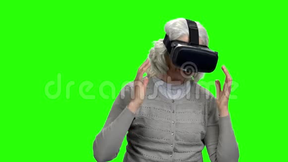戴虚拟现实护目镜的老年妇女视频的预览图