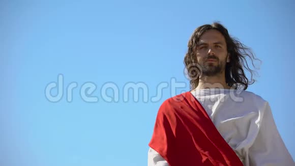 耶稣伸手攻击蓝天宽恕和拯救罪人视频的预览图