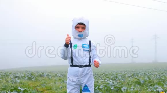 一个穿着白色宇航员服装的男孩展示了一个类似的标志视频的预览图