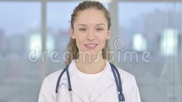 雄心勃勃的女医生做大拇指的肖像视频的预览图