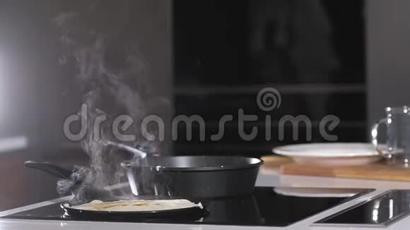 热煎锅在炉子上烹饪的蒸汽在家厨房做煎饼视频的预览图