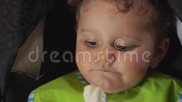 一个棕色眼睛的小孩在吃粥视频的预览图