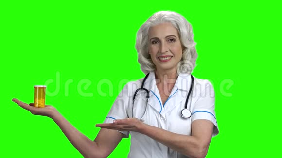 老年妇女医生拿着一罐药丸视频的预览图