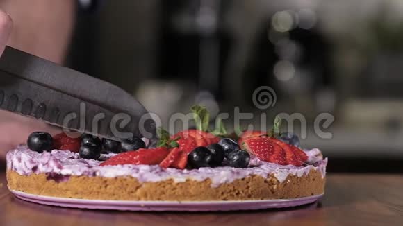 专业厨师用多汁的草莓切蛋糕新鲜奶酪蛋糕视频的预览图