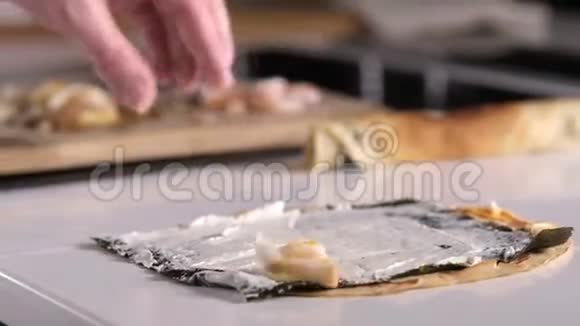 亚洲食物餐厅的厨师他的厨房用水果和虾做寿司视频的预览图