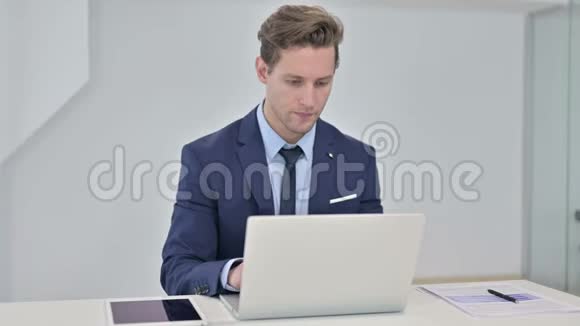 震惊的年轻商人应对笔记本电脑故障视频的预览图