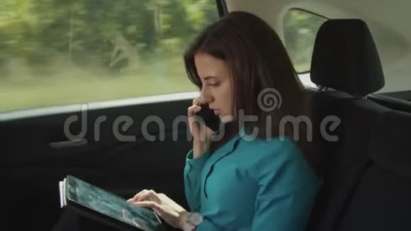 女商人使用汽车智能技术装置视频的预览图