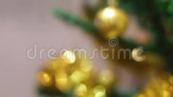 假日家庭装饰除夕夜女孩子用手向圣诞树装饰视频的预览图