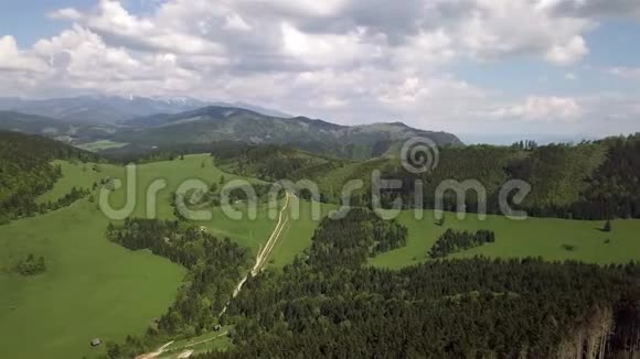 在斯洛伐克Tatras有绿色田野和道路的高山空中景观视频的预览图