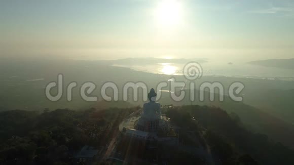 空中观景无人机拍摄大佛像在泰国普吉岛的高山上视频的预览图