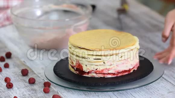糖果师在蛋糕上放粉红色奶油和意大利面视频的预览图