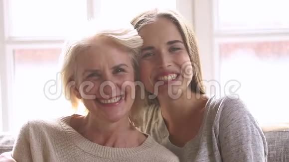 笑着长大女儿拥抱中年母亲的头像视频的预览图