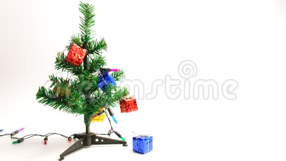 圣诞装饰快乐用礼品盒装饰圣诞树并用复印空间闪烁灯光视频的预览图