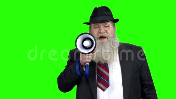 大胡子老头用扩音器宣布视频的预览图