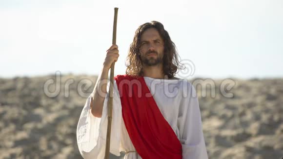 耶稣带着木杖站在沙漠里宣讲基督教信仰的转变视频的预览图