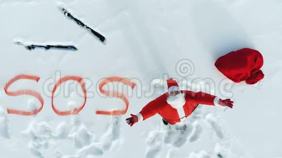 尖叫圣诞老人滑雪板和SOS标志视频的预览图