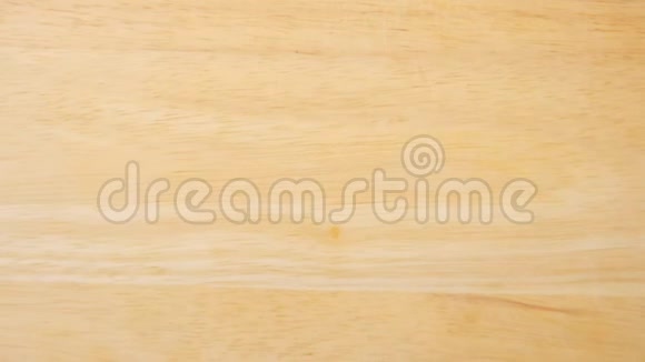 将有机柠檬切在木盘上切成小块用于烹饪配料或柠檬汁柠檬富含维生素C视频的预览图