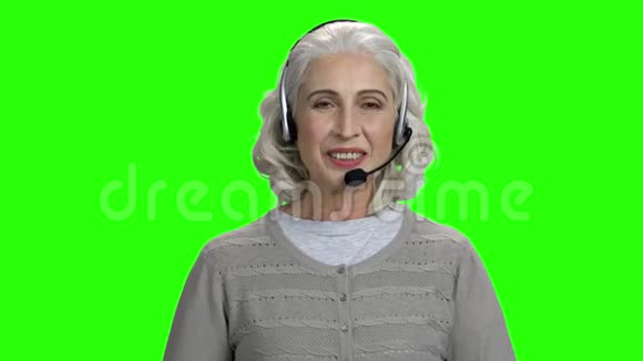 戴着耳机和摄像机说话的老年妇女视频的预览图