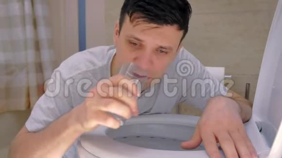 男人的肖像是在厕所呕吐饮用水感觉不好得流感视频的预览图