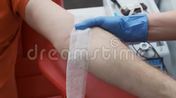 护士在病人有静脉血后给病人包扎以供分析献血概念视频的预览图