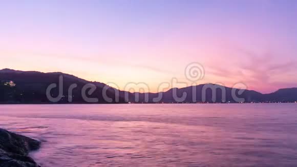 美丽的戏剧性日落风景自然光时间流逝镜头在普吉岛泰国视频的预览图