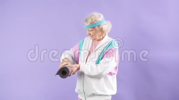 快乐的老妇人拿着瑜伽垫视频的预览图