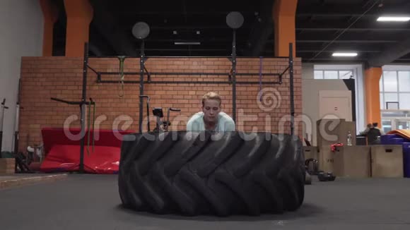 健身妇女在健身房做轮胎翻转运动视频的预览图