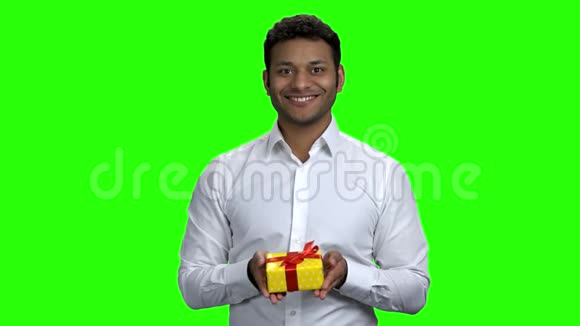 优雅的印度男人送礼盒视频的预览图
