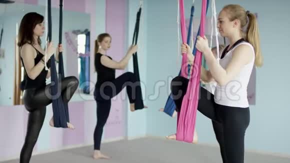 年轻女性用吊床做伸展运动视频的预览图