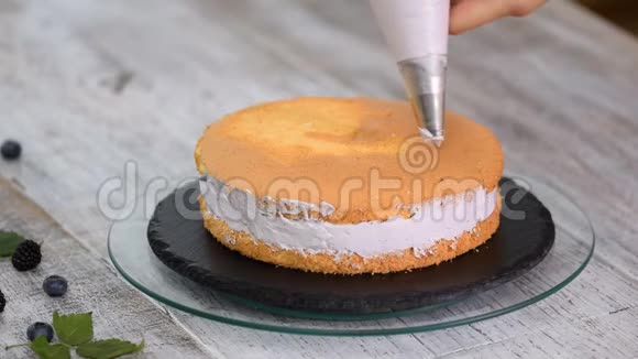 用糊袋用奶油涂料填充蛋糕层视频的预览图