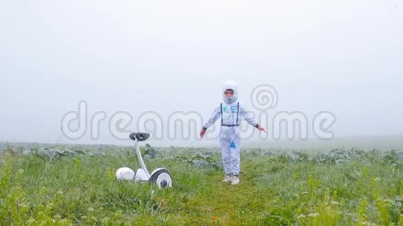 一个宇航员站在白色的田野里双臂被圈养视频的预览图