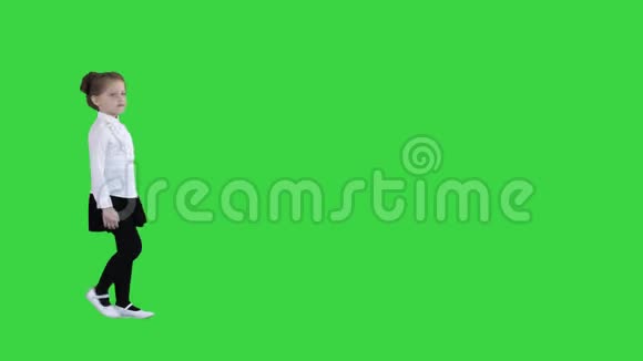 女孩在绿色屏幕上以可爱的方式唱一首歌Chroma键视频的预览图