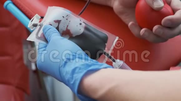 医务人员正在用塑料管取血样带防护手套的护士为视频的预览图