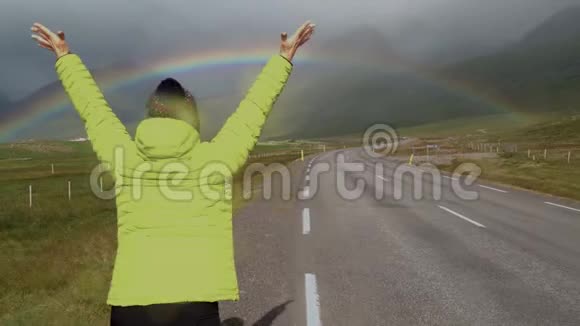 一个女孩沿着这条路去彩虹视频的预览图