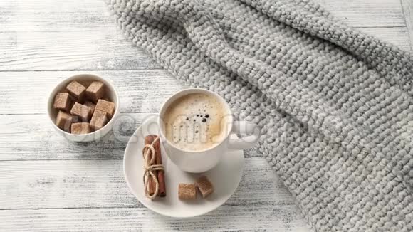 女性手搅拌咖啡咖啡杯毛衣肉桂布劳恩糖惬意的秋天作文秋天的心情视频的预览图